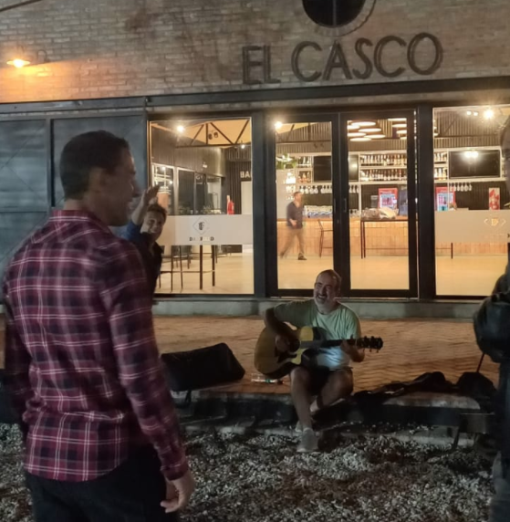 Una improvisada guitarreada de Mario Angelomé hizo delirar a Maxi Rodríguez y Juan Ignacio Cane
